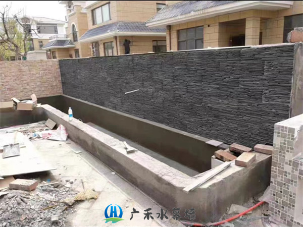 南京庭院鱼池水景墙制作施工中